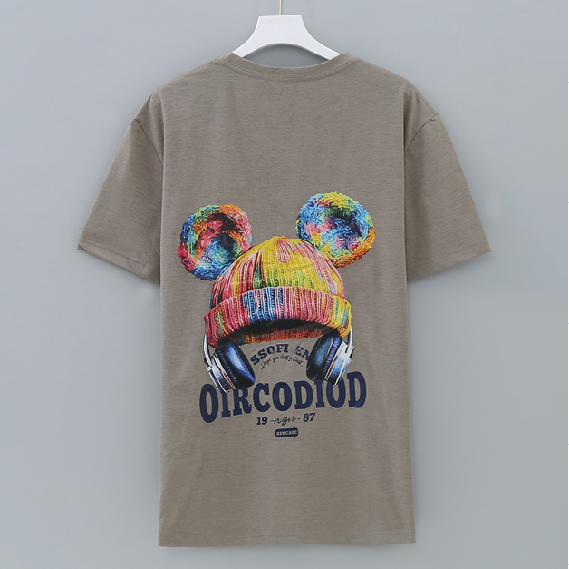 เสื้อยืดแฟชั่นสีน้ำตาลเอิร์ธโทน เสื้อยืดกันยุง สีกากี ลายหมวกไหมพรมสีรุ้งพร้อมปอมปอมคู่ สวมคู่กับหูฟัง ดูทั้งน่ารักและเท่ในเวลาเดียวกัน เสื้อคอตตอนแท้ ป้องกันยุง มีกลิ่นมิ้นต์ ไล่ยุงได้ ใส่สบายระบายอากาศ ลายสกรีนคมชัด แห้งไว