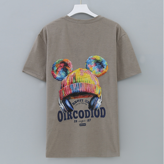 เสื้อยืดแฟชั่นสีน้ำตาลเอิร์ธโทน เสื้อยืดกันยุง สีกากี ลายหมวกไหมพรมสีรุ้งพร้อมปอมปอมคู่ สวมคู่กับหูฟัง ดูทั้งน่ารักและเท่ในเวลาเดียวกัน เสื้อคอตตอนแท้ ป้องกันยุง มีกลิ่นมิ้นต์ ไล่ยุงได้ ใส่สบายระบายอากาศ ลายสกรีนคมชัด แห้งไว