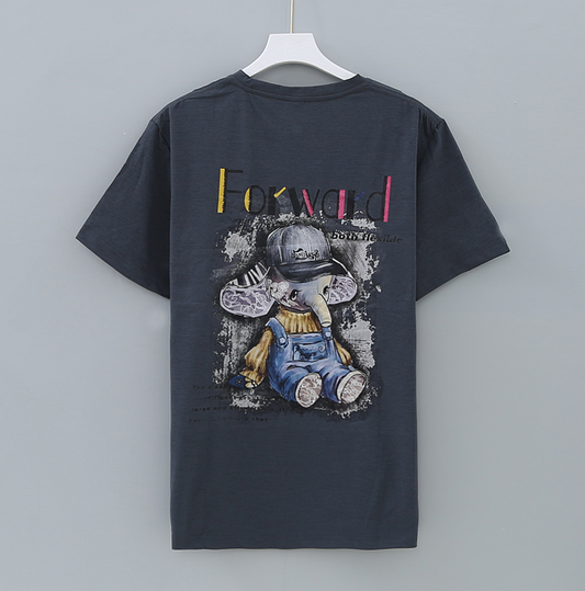 เสื้อยืดสกรียนลายช้าง เสื้อยืดกันยุง ดีไซน์ด้านหลังเป็นการ์ตูนช้างใส่หมวกและเอี๊ยมสุดน่ารัก ผ้าคอตตอนแท้ ป้องกันยุง มีกลิ่นมิ้นต์ ไล่ยุงได้ ใส่สบายระบายอากาศ ลายสกรีนคมชัด แห้งไว