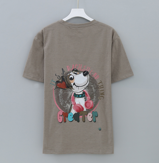 เสื้อยืดแฟชั่นสีน้ำตาลเอิร์ธโทน เสื้อยืดกันยุง สีกากี ลายสุนัขดัชชุน (Dachshund) เสื้อคอตตอนแท้ ป้องกันยุง มีกลิ่นมิ้นต์ ไล่ยุงได้ ใส่สบายระบายอากาศ ลายสกรีนคมชัด แห้งไว 