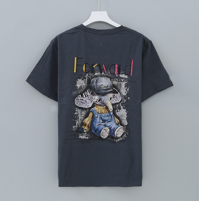 เสื้อยืดสกรียนลายช้าง เสื้อยืดกันยุง ดีไซน์ด้านหลังเป็นการ์ตูนช้างใส่หมวกและเอี๊ยมสุดน่ารัก ผ้าคอตตอนแท้ ป้องกันยุง มีกลิ่นมิ้นต์ ไล่ยุงได้ ใส่สบายระบายอากาศ ลายสกรีนคมชัด แห้งไว 