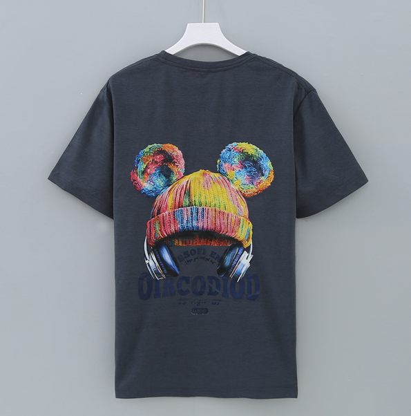 เสื้อแฟชั่นสกรีนหมวกไหมพรมสีรุ้งพร้อมปอมปอมคู่ สวมคู่กับหูฟัง ดูน่ารักและมีสไตล์ ป้องกันยุง มีกลิ่นมิ้นต์ ไล่ยุงได้ ใส่สบายระบายอากาศ ลายสกรีนคมชัด แห้งไว 