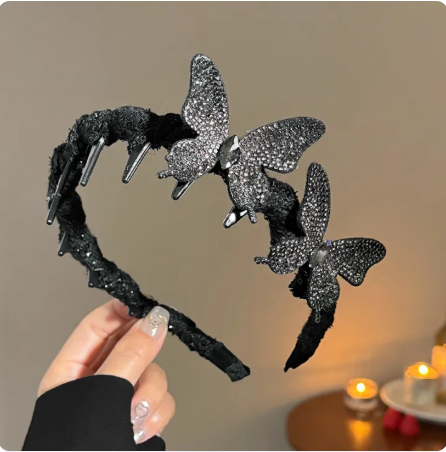 ที่คาดผมสีดำ ติดเพชร ที่คาดผมเจ้าหญิง ที่คาดผมผีเสื้อ ที่คาดผมเพชรสีดำ สวยเล่นแสง เพชรสวย เพชรสีดำ คาดผมติดผีเสื้อ คาดผมราคาถูก คลิปผมประดับเพชรน้ำหนักเบาสไตล์เกาหลีสำหรับผู้หญิง คาดผมประดับคริสตัล